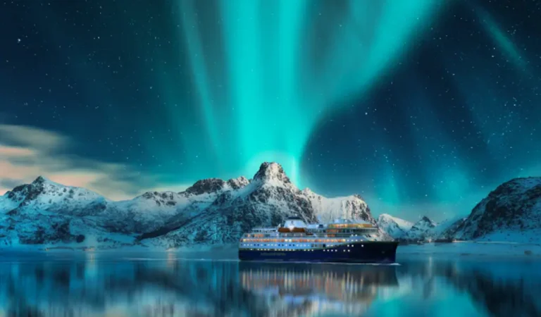 Du thuyền săn cực quang Aurora Hunting Cruise.