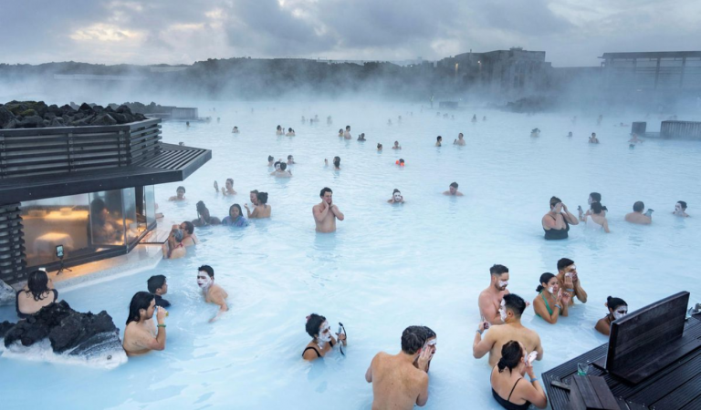 Tắm khoáng thiên nhiên Blue Lagoon nổi tiếng Thế Giới
